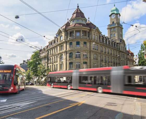 Villamosítás és kapacitásbővítés: troliüzemre alakítják a svájci főváros 10-es buszvonalát