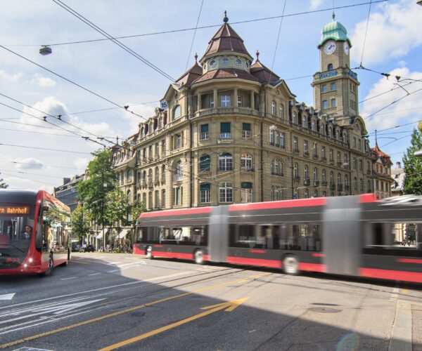 Villamosítás és kapacitásbővítés: troliüzemre alakítják a svájci főváros 10-es buszvonalát