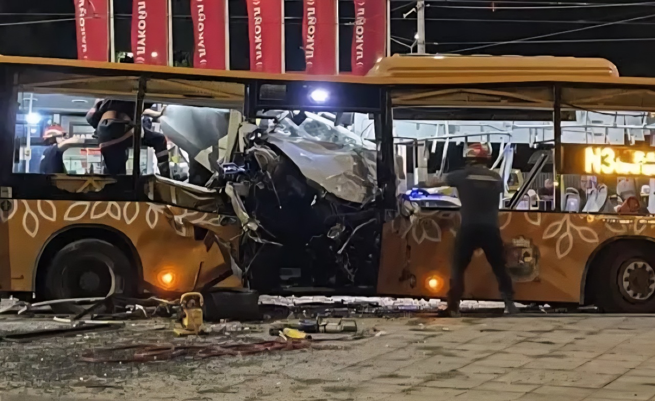 Halálos buszbaleset Szófiában: nagy sebességgel száguldó Audi ütközött éjszakai járattal 3 shofyorat vriazal se avtobus sofiia 265