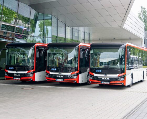 Átadták az első háromajtós, 12 méteres MAN Lion’s Intercity LE EfficientHybrid autóbuszokat