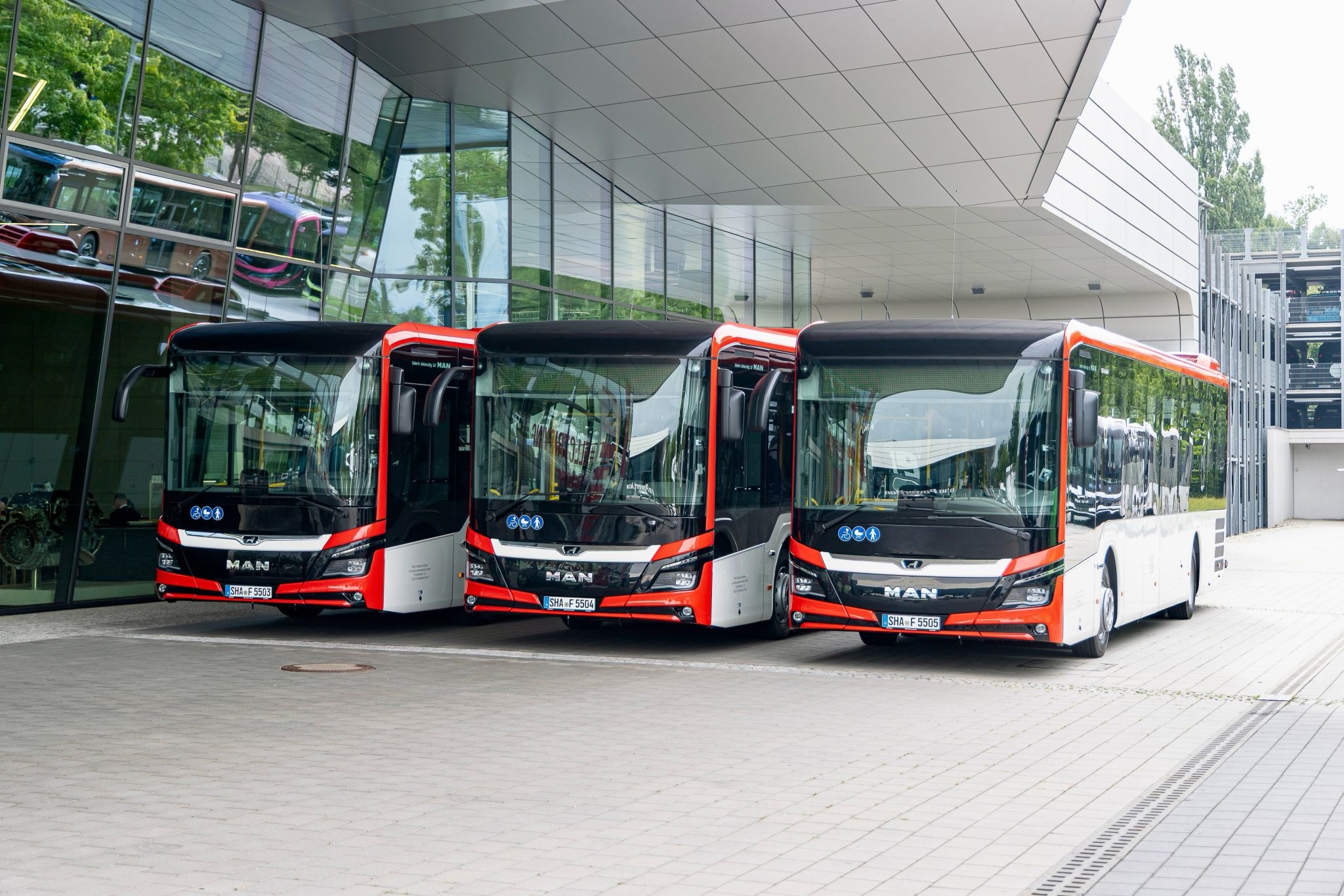 Átadták az első háromajtós, 12 méteres MAN Lion's Intercity LE EfficientHybrid autóbuszokat