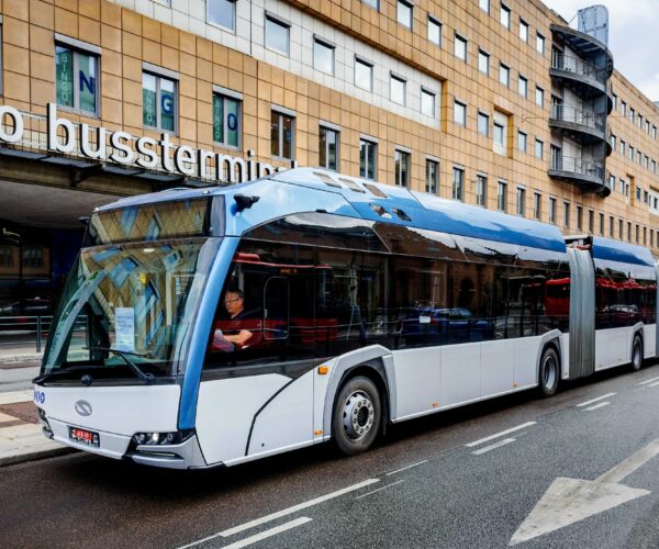 Duplacsuklós villanybuszokkal vizsgálja Oslo a közlekedési kapacitások bővítését