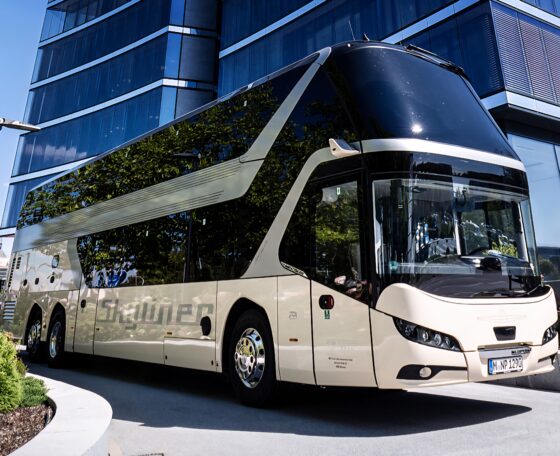 Egy élet a buszokért: Skyliner-kiadással tiszteleg az MAN Konrad Auwärter, a típus megálmodója előtt