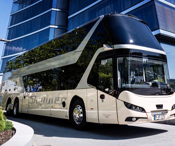 Egy élet a buszokért: Skyliner-kiadással tiszteleg az MAN Konrad Auwärter, a típus megálmodója előtt