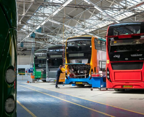 Kormányzati beavatkozással mentenék meg a skót buszgyártást, egyelőre maradnak az Alexander Dennis üzemei