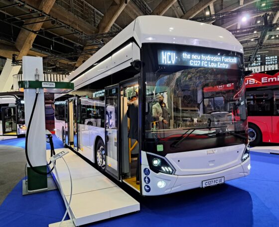 Busworld Europe 2025: üzemanyagcellás low entry modellel bővítette kínálatát az MCV