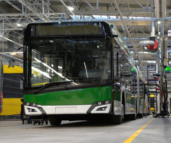 Milánó 105 darab, 700 kWh-s akkumulátorral szerelt csuklós Solaris villanybuszt állít forgalomba