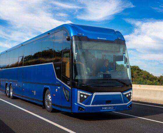 Busworld Europe 2025: Volvo BZR alvázon mutatkozott be a Castrosua első távolsági villanybusza, a HERO