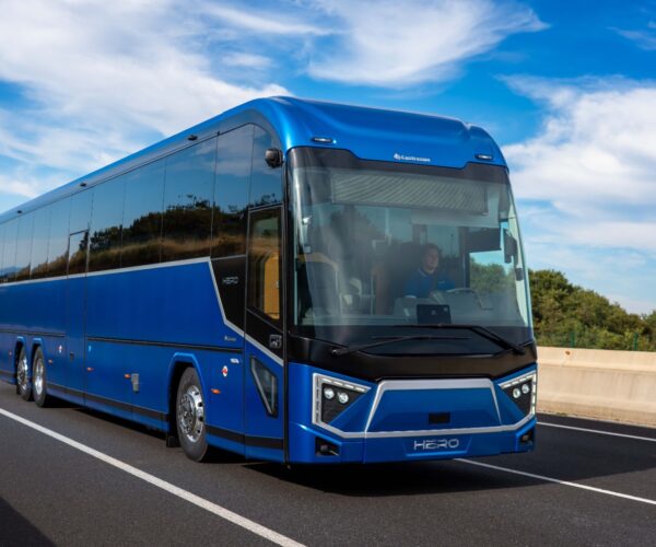 Busworld Europe 2025: Volvo BZR alvázon mutatkozott be a Castrosua első távolsági villanybusza, a HERO