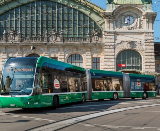 Újabb vonal kapacitásproblémáit kezeli Bázel a Hess duplacsuklós villanybuszaival