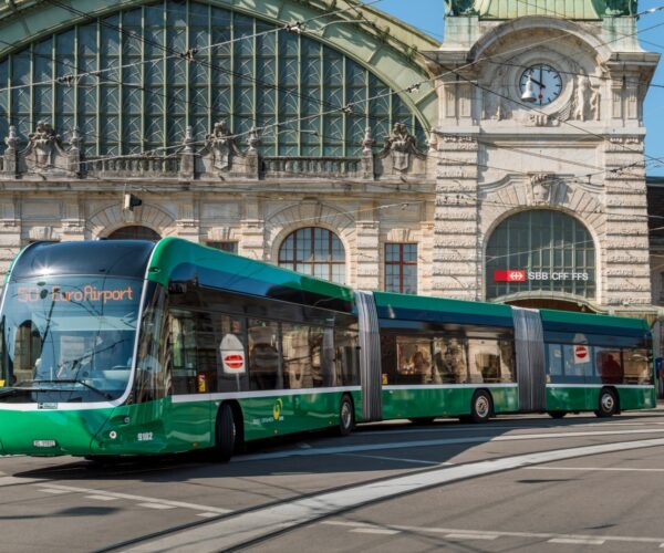 Újabb vonal kapacitásproblémáit kezeli Bázel a Hess duplacsuklós villanybuszaival