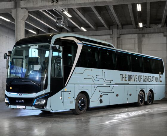 Az MAN bemutatta első elektromos távolsági autóbuszát, megérkezett a Lion’s Coach 14 E