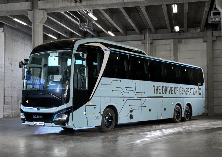 Az MAN bemutatta első elektromos távolsági autóbuszát, megérkezett a Lion’s Coach 14 E