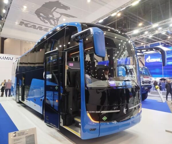 Vadonatúj gázüzemű turistabuszt mutatott be a KAMAZ