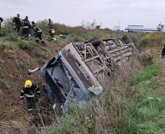 Halálos buszbaleset Szávaszentdemeternél: három halott és 80 sérült az árokba borult emeletes buszon
