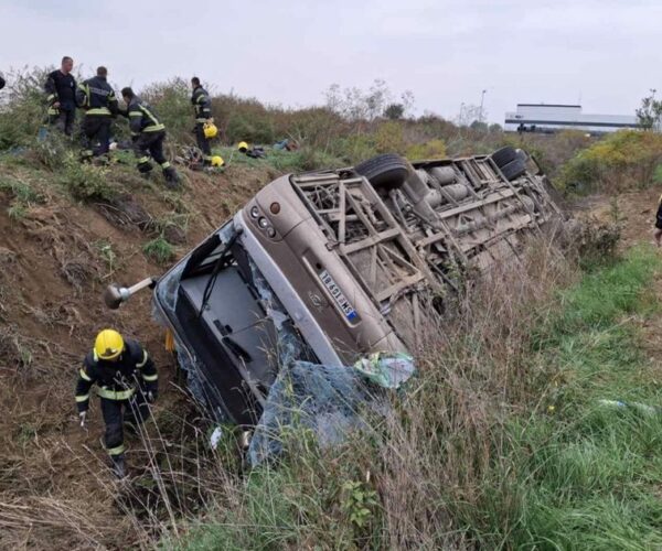 Halálos buszbaleset Szávaszentdemeternél: három halott és 80 sérült az árokba borult emeletes buszon