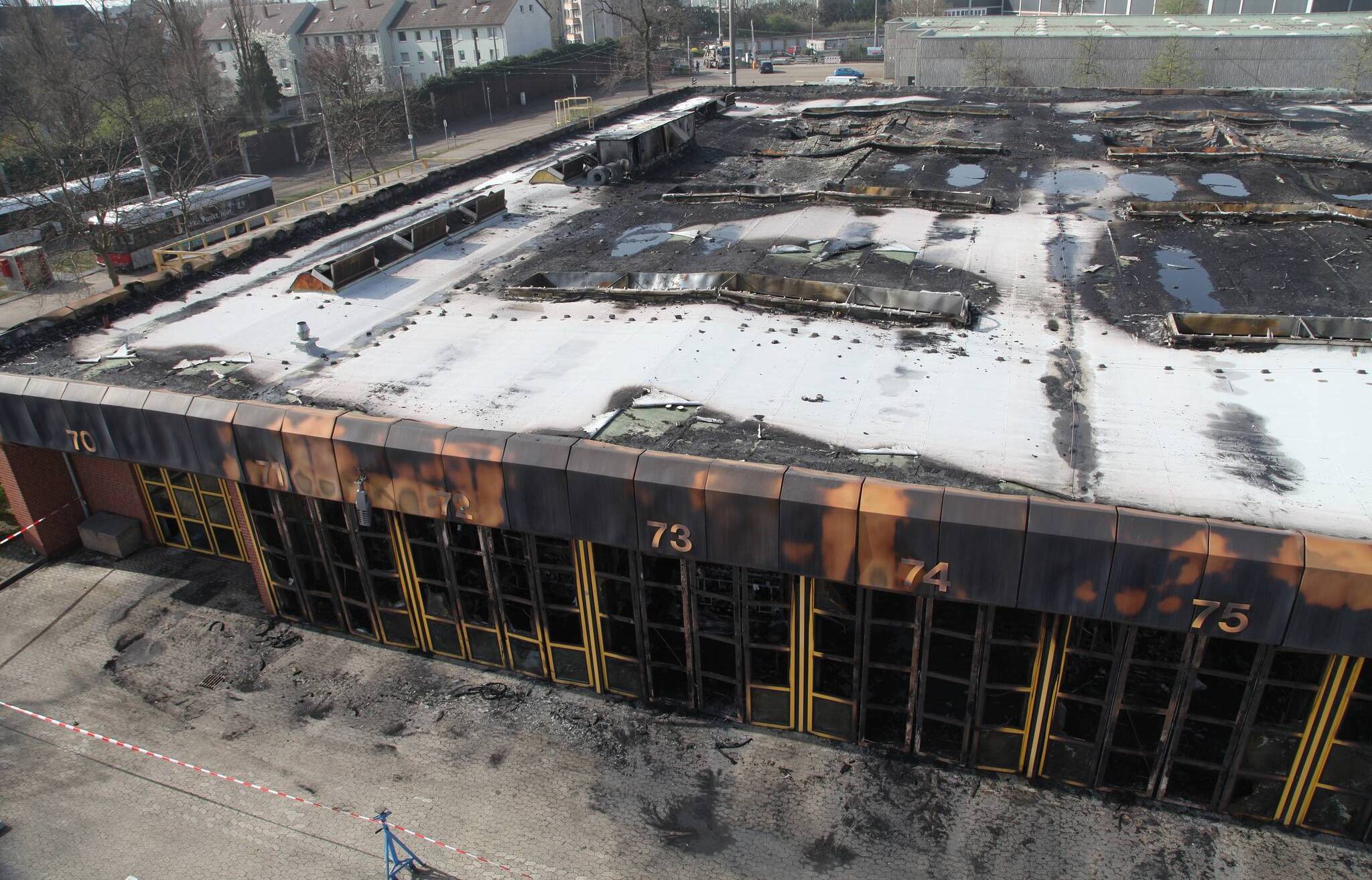 w2100 h1313 x1404 y936 Brand Bushalle Heerdt 1 8a8d9761f4dc28ec