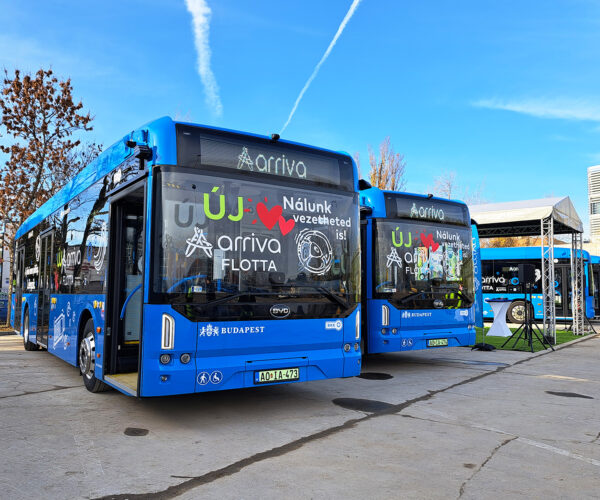 Hivatalosan is bemutatkoztak az ArrivaBus vadonatúj BYD villanybuszai