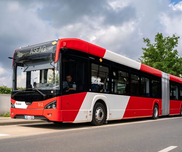 Globális átrendeződés az elektromos autóbuszpiacon – gyorsul a villamosítás és a gyártói verseny