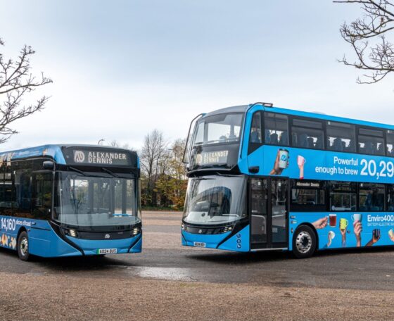 Tea és pirítós mögé rejtett üzenet: komoly piaci küzdelem zajlik a brit elektromos buszpiacon