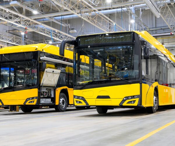 A zéró emissziós átállás nyomása alatt repedezik az európai buszgyártás