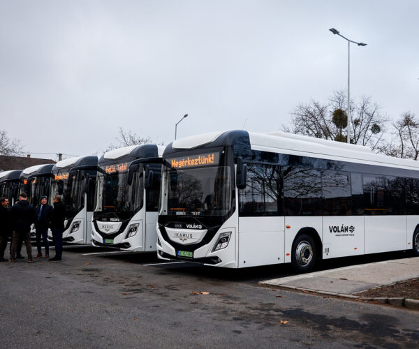 Tatára is megérkeztek a Volán új Ikarus 120e villanybuszai