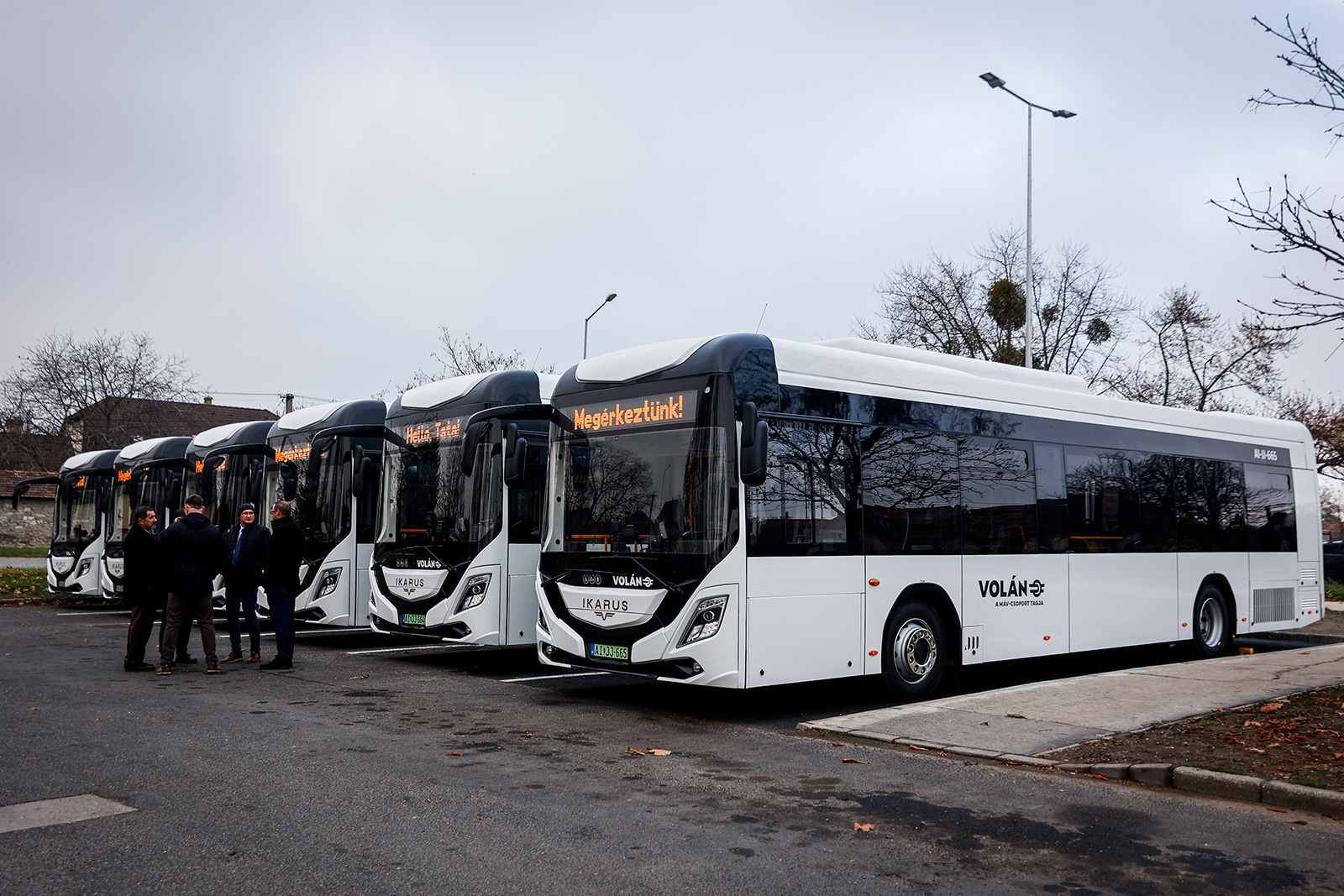 Tatára is megérkeztek a Volán új Ikarus 120e villanybuszai