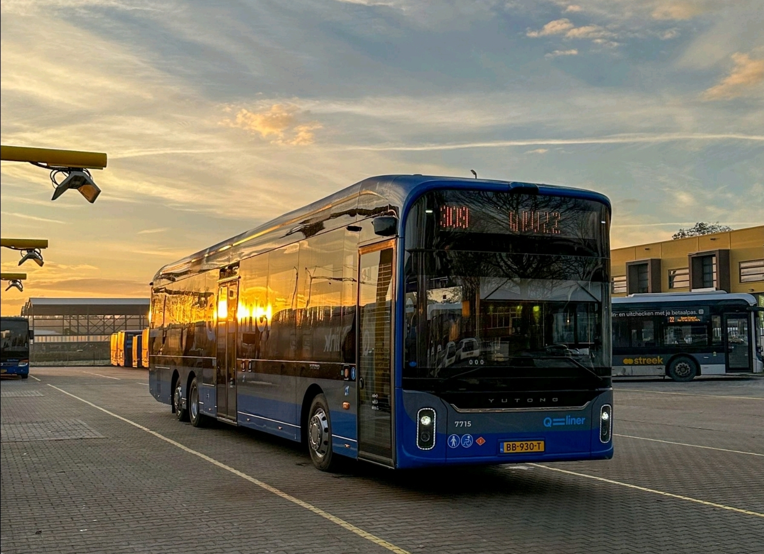 Van Hool villanybuszok helyett Yutong háromtengelyesekkel újul meg a Qbuzz Qliner flottája 4 Screenshot 20251124 125258 LinkedIn