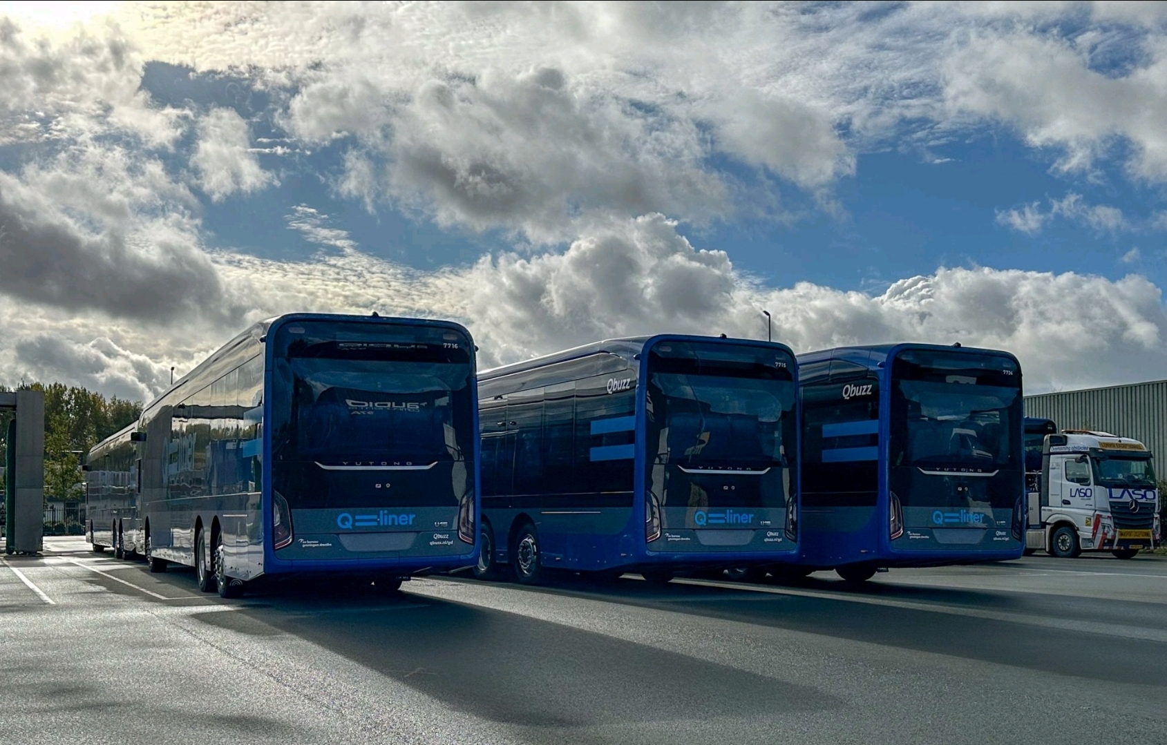 Van Hool villanybuszok helyett Yutong háromtengelyesekkel újul meg a Qbuzz Qliner flottája 6 Screenshot 20251124 125450 LinkedIn