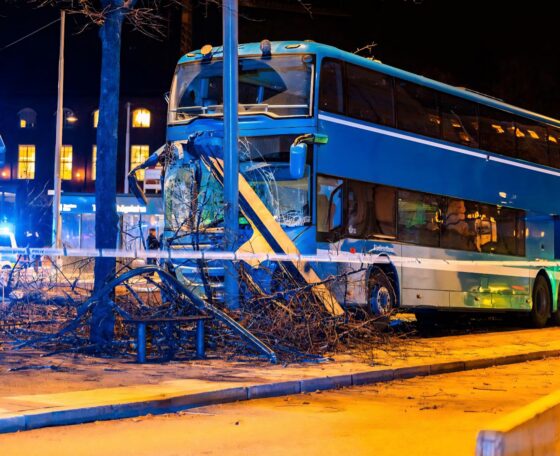 Tragikus buszbaleset Stockholmban: megállóba rohant egy emeletes busz, több ember meghalt