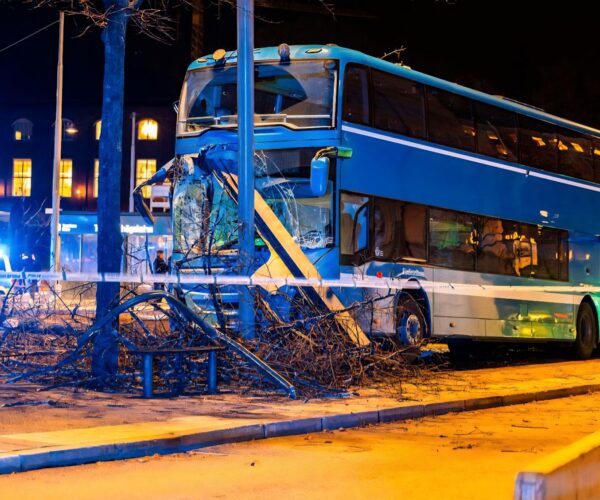 Tragikus buszbaleset Stockholmban: megállóba rohant egy emeletes busz, több ember meghalt