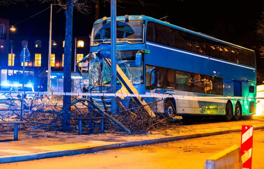 Tragikus buszbaleset Stockholmban: megállóba rohant egy emeletes busz, több ember meghalt
