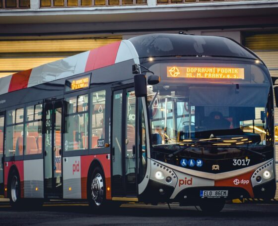 Újabb trolifelsővezetékről tölthető villanybuszokat állít forgalomba Prága