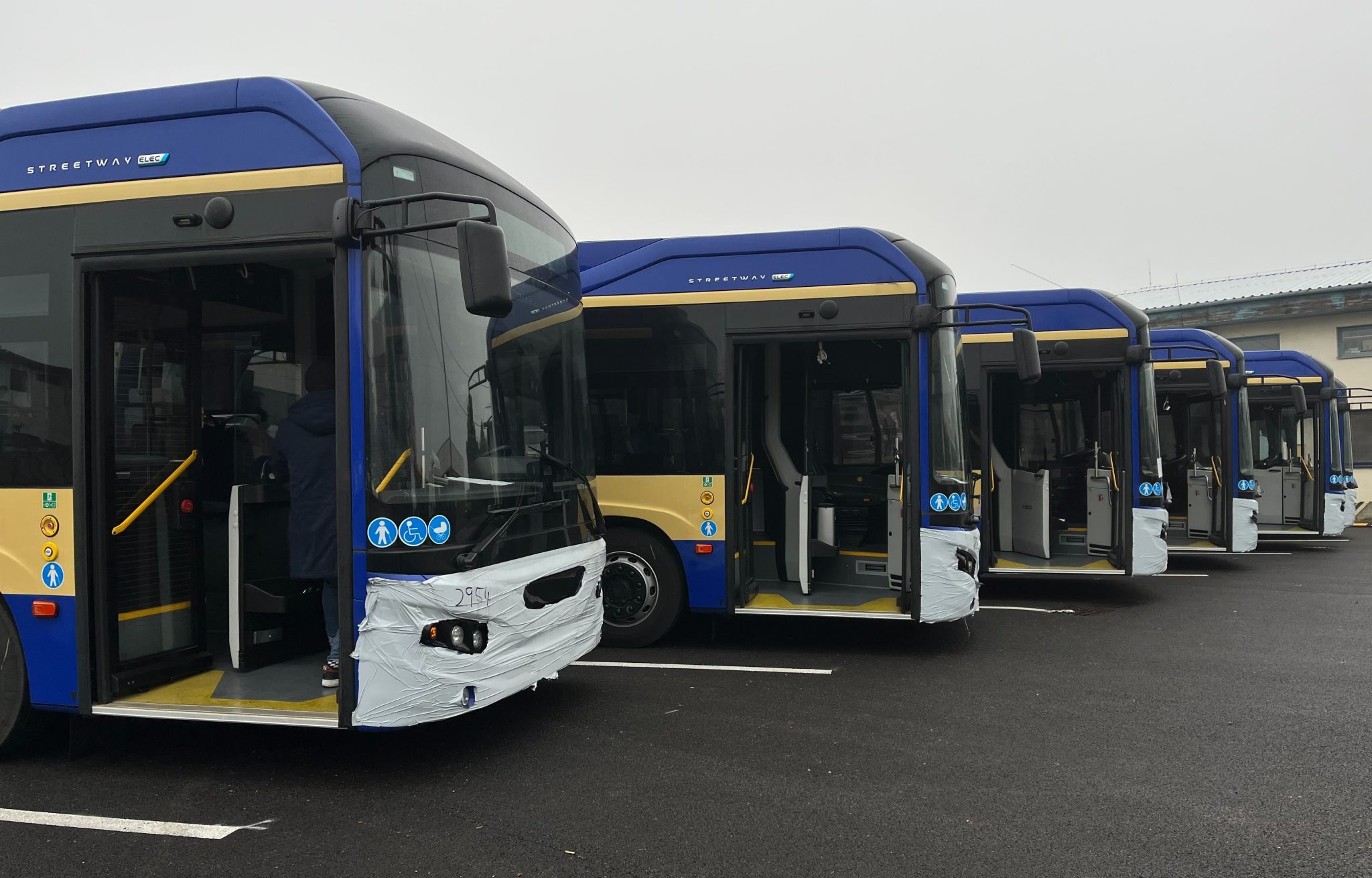 Megérkeztek Nagyszombat első Iveco Streetway ELEC villanybuszai 2 2025 12 02 ARRIVA Elektricke autobusy v Trnave 2048x1310 1