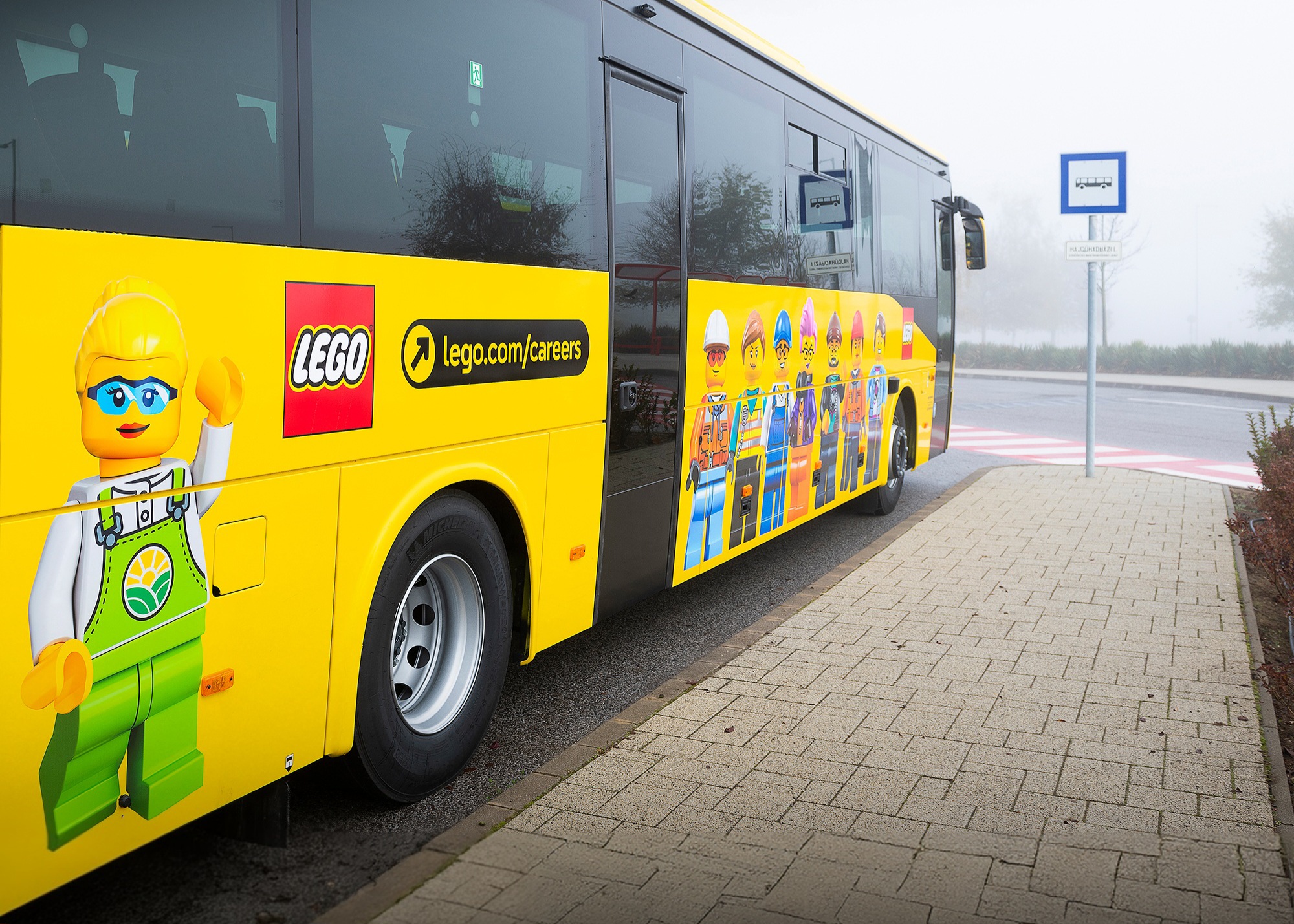 Sárga járatok a LEGO utcába – új Crossway flottával újult meg a dolgozói szállítás a LEGO nyíregyházi üzemében 5 581133644 122155304882672041 2137211851161680524 n1