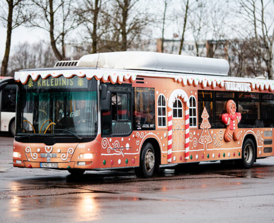 Mézeskalács-tematikájú díszítéssel állt forgalomba az idei karácsonyi busz Vilniusban