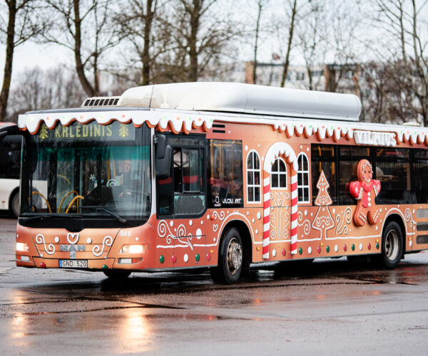 Mézeskalács-tematikájú díszítéssel állt forgalomba az idei karácsonyi busz Vilniusban