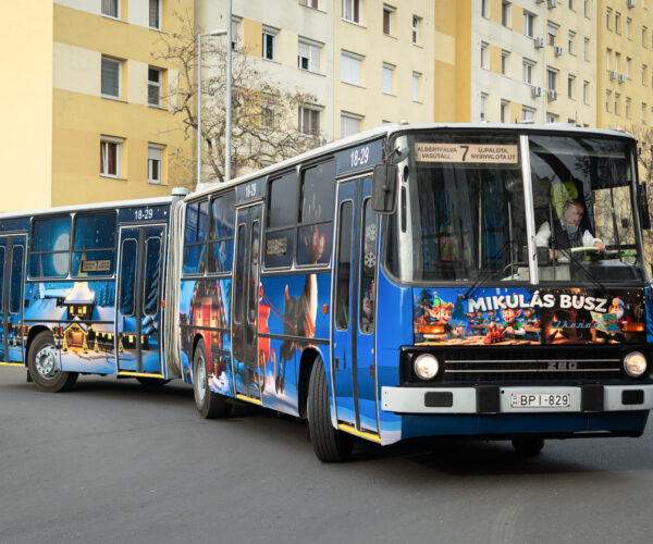 Ikarus 280-assal közlekedik idén karácsonyig a budapesti Mikulásbusz