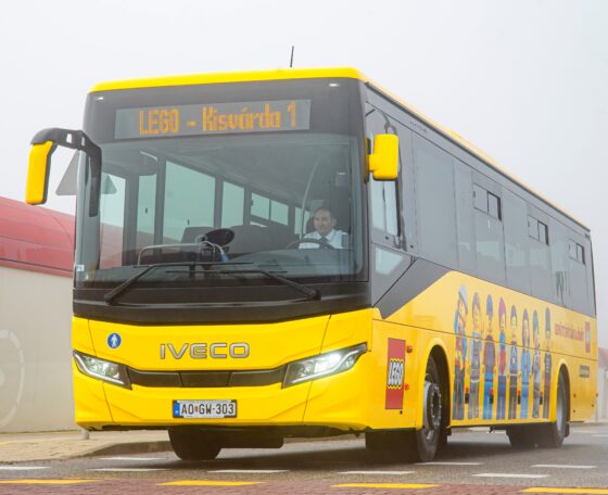 Sárga járatok a LEGO utcába – új Crossway flottával újult meg a dolgozói szállítás a LEGO nyíregyházi üzemében