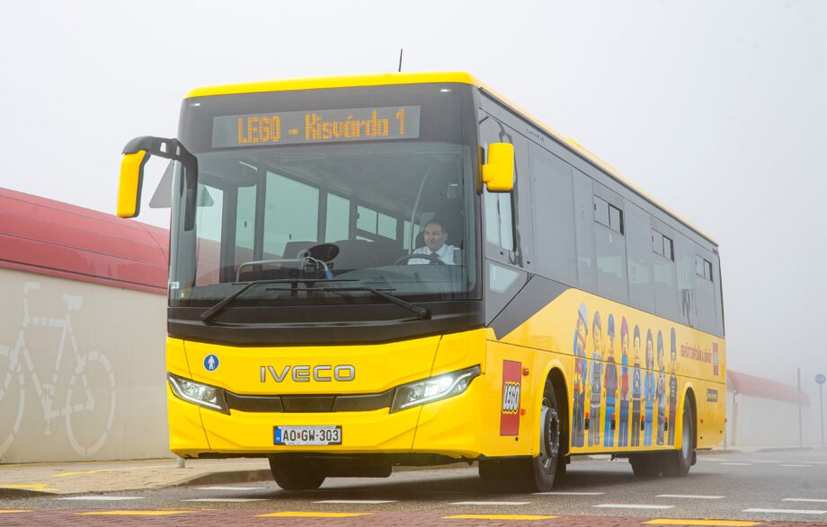 Sárga járatok a LEGO utcába – új Crossway flottával újult meg a dolgozói szállítás a LEGO nyíregyházi üzemében