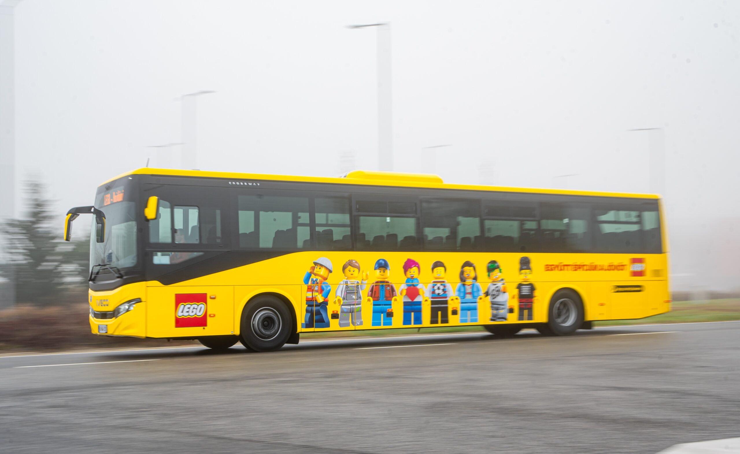 Sárga járatok a LEGO utcába – új Crossway flottával újult meg a dolgozói szállítás a LEGO nyíregyházi üzemében 3 CROSSWAY 2 scaled