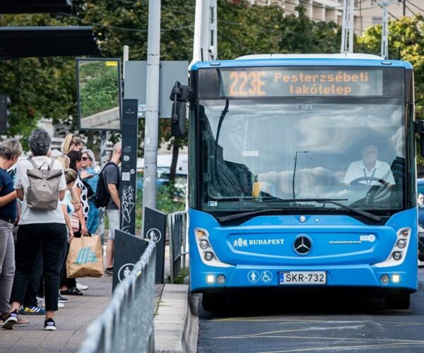 Elindult az első budapesti „metróbusz”, a meghosszabbított 223E járat