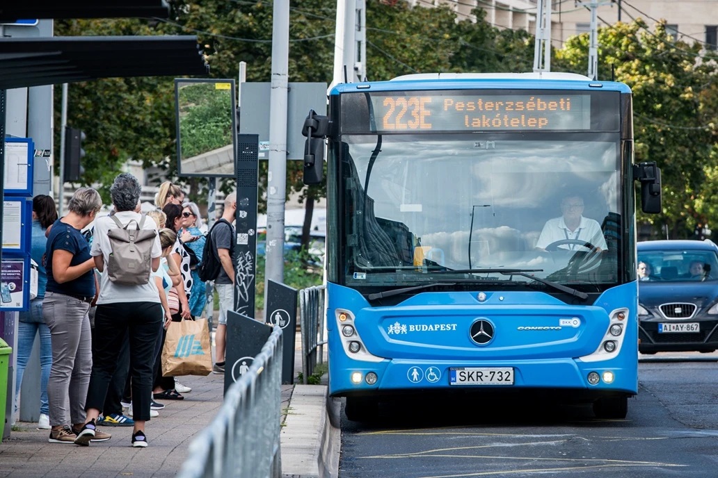 Elindult az első budapesti "metróbusz", a meghosszabbított 223E járat