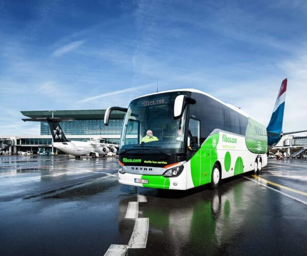 A Flibco felvásárlásával erősíti pozícióját a repülőtéri transzferjáratok piacán a Flix