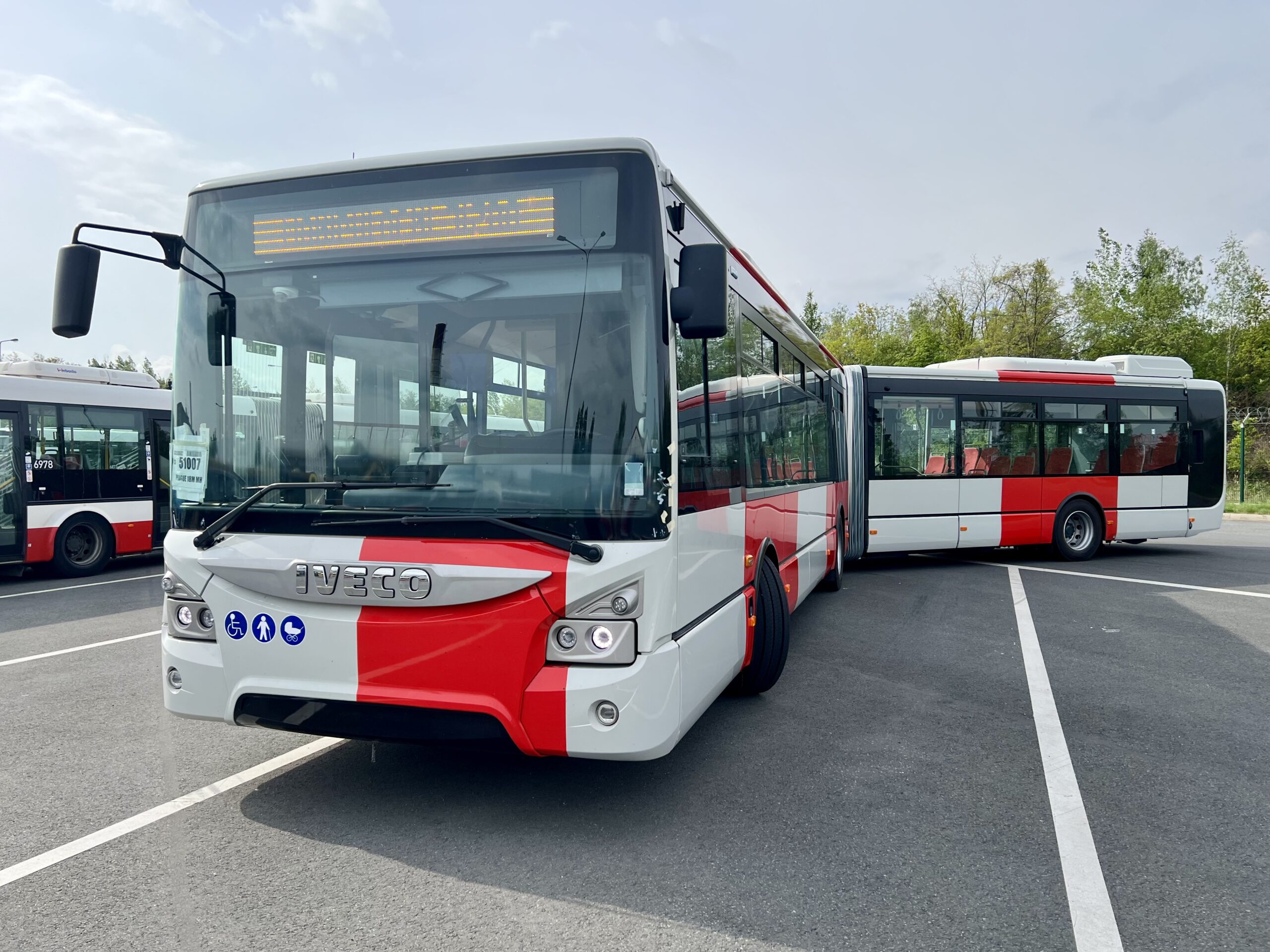Újabb 30, hibridként emlegetett Iveco Urbanway csuklós érkezik a prágai flottába 3 20260109 141145 scaled