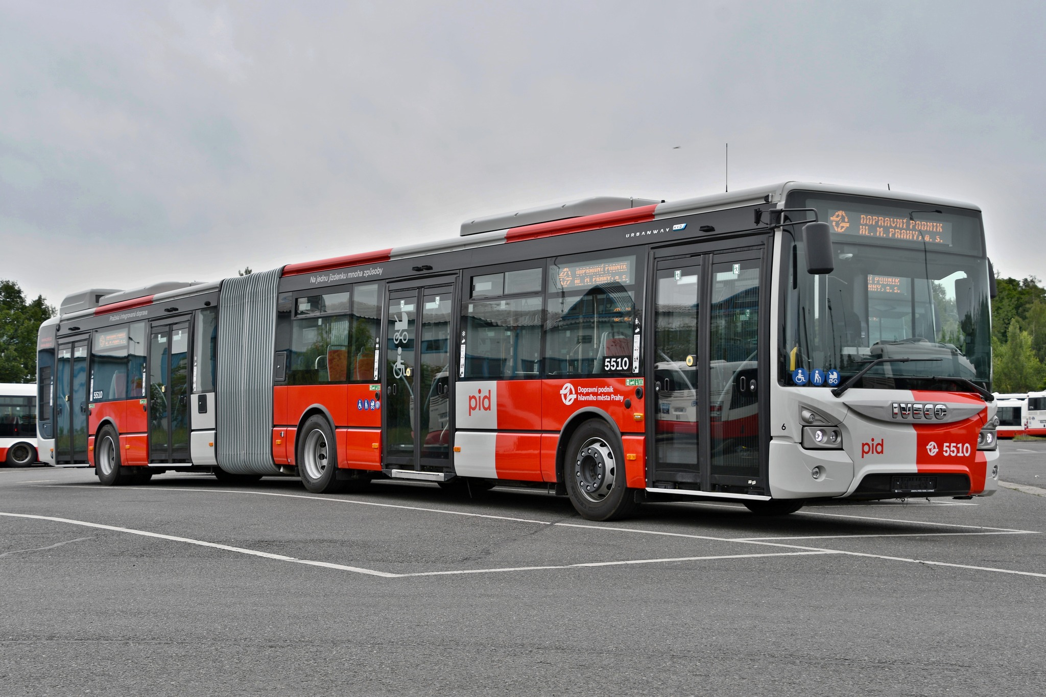 Újabb 30, hibridként emlegetett Iveco Urbanway csuklós érkezik a prágai flottába 4 508359684 1031503835772798 7866189606529218492 n 1