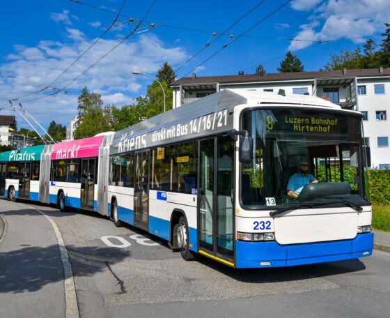 Használt Hess trolibuszokat, köztük duplacsuklósokat adományoz Luzern az ukrajnai Zsitomirnak
