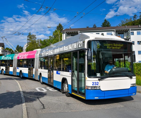 Használt Hess trolibuszokat, köztük duplacsuklósokat adományoz Luzern az ukrajnai Zsitomirnak