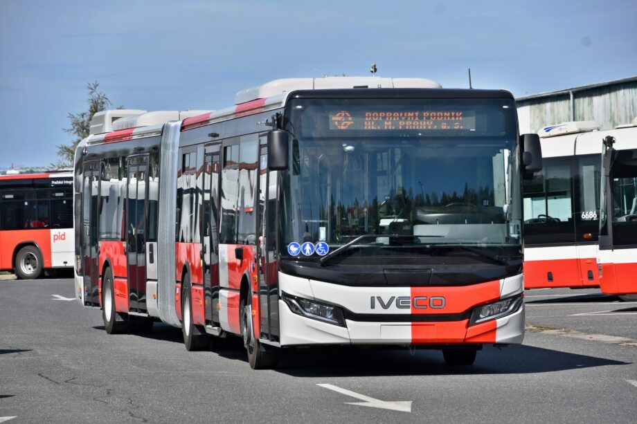 Újabb 30, hibridként emlegetett Iveco Urbanway csuklós érkezik a prágai flottába