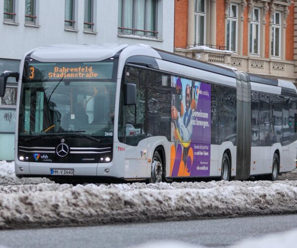 Téli e-buszüzem Hamburgban: 700 jármű, érdemi fennakadások nélkül